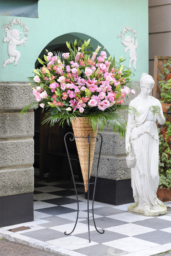 お洒落なお店の開店祝いなどに最適で、店頭をアートな空間に飾ります。